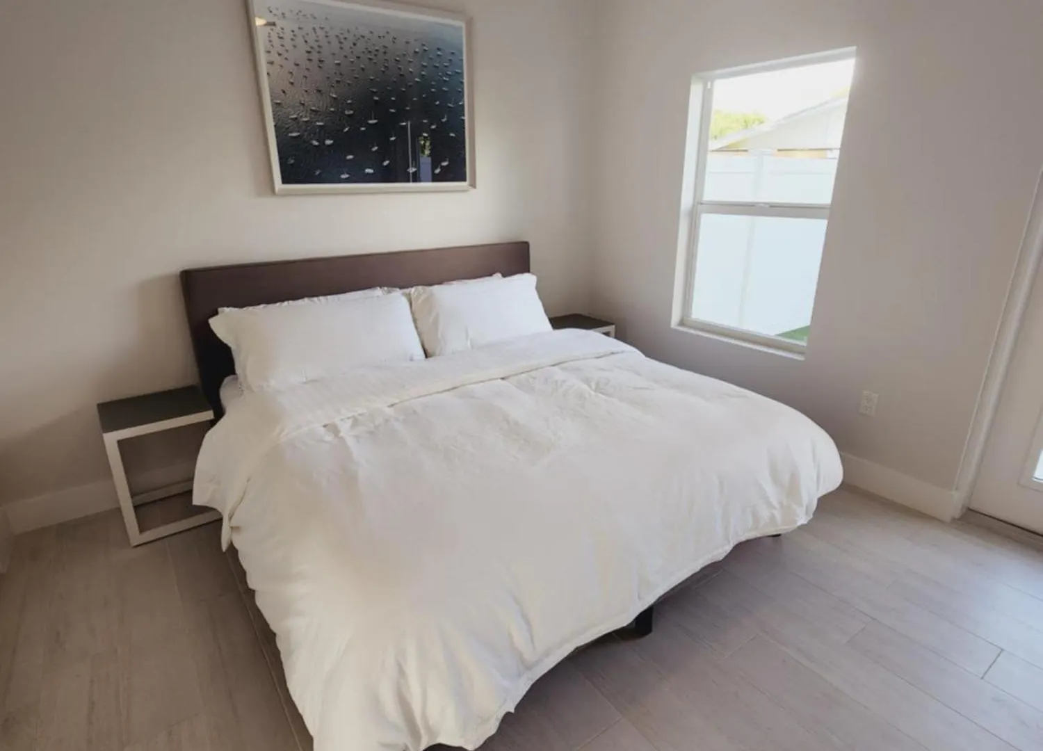 Modern 2 Bedroom Walking Distance To The Beach! West Bay Islas Caimán