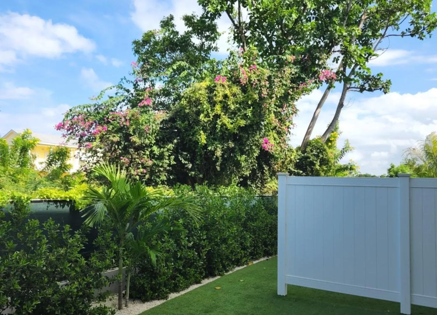 Modern 2 Bedroom Walking Distance To The Beach! West Bay 0*,  Islas Caimán